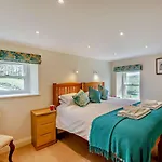 4 Bed In Richmond Oc-g0083 Feetham
