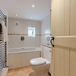 4 Bed In Richmond Oc-g0083 * Feetham