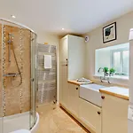 4 Bed In Richmond Oc-g0083